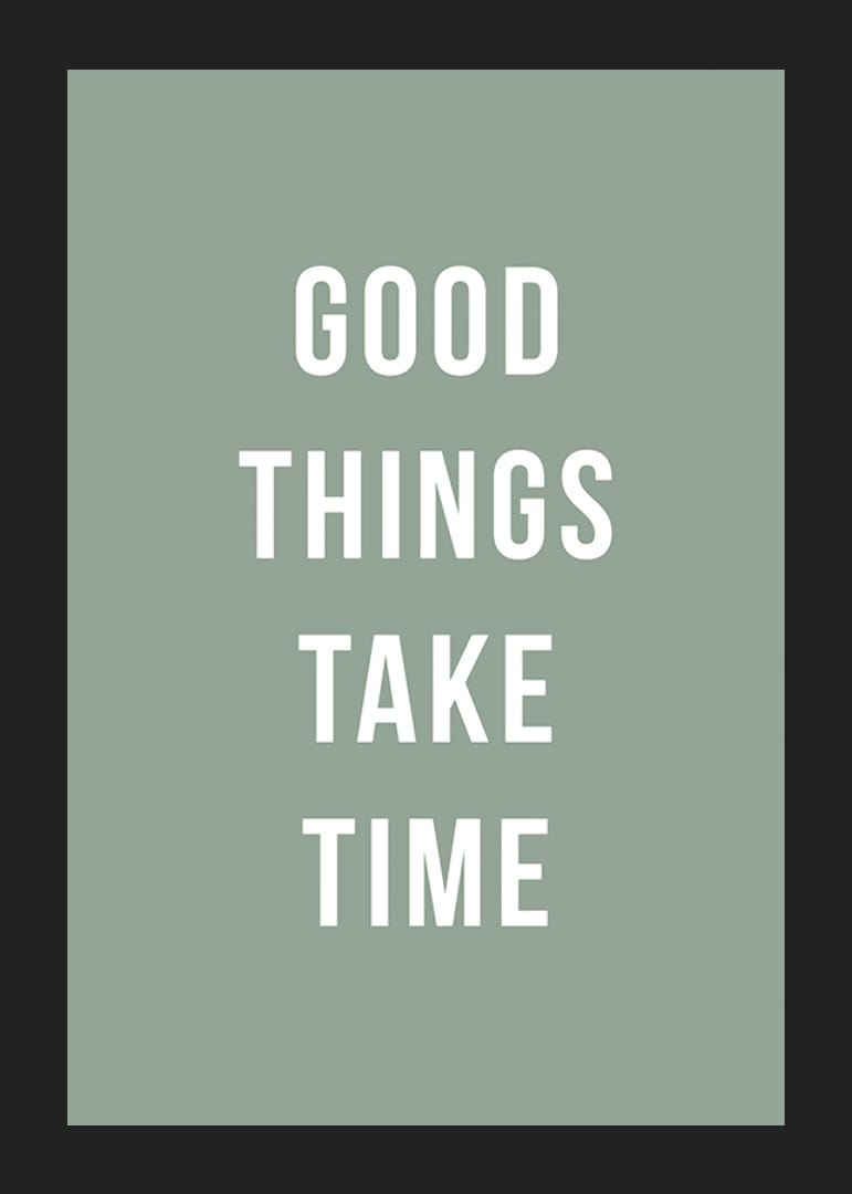 Weißer Text mit dem Zitat „Gute Dinge brauchen Zeit“ auf grünem Hintergrund-12