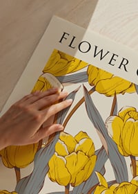 Illustrerade gula tulpaner med grågröna blad på beige bakgrund-3