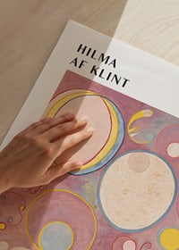Abstrakta cirklar och spiraler i pastelltoner av Hilma af Klint-3