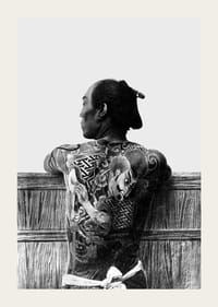Photographie en noir et blanc d'un Japonais avec un tatouage dans le dos par Kusakabe Kimbei-3