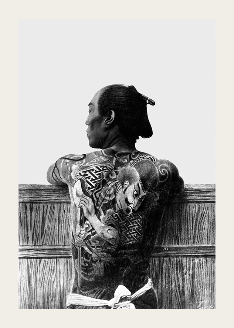 Photographie en noir et blanc d'un Japonais avec un tatouage dans le dos par Kusakabe Kimbei-12