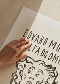 Skrift och tecknad ansikte i svart på ljus bakgrund av Edvard Munch-9