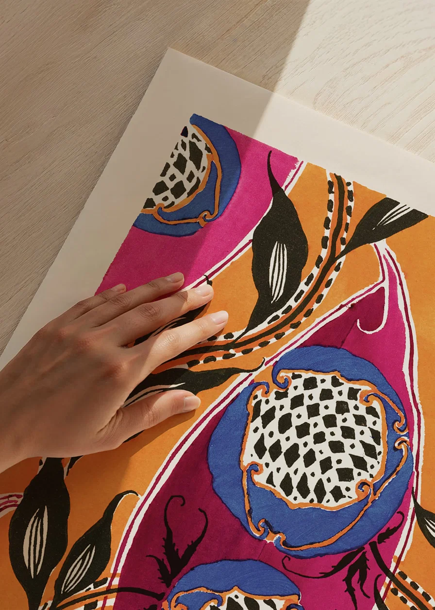 Dekorativt art déco-motiv med blå blommor och svarta blad-12
