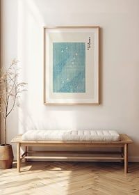 Von japanischen Holzschnitten inspirierte Illustration von weißen Vögeln auf blauem Feld-8