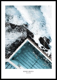 Flygfoto över utomhuspool vid havet med blågröna toner-0