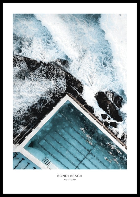 Flygfoto över utomhuspool vid havet med blågröna toner-12