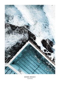 Flygfoto över utomhuspool vid havet med blågröna toner-1