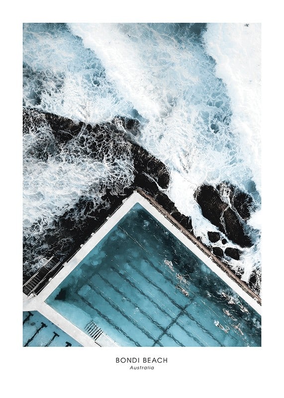 Flygfoto över utomhuspool vid havet med blågröna toner-12