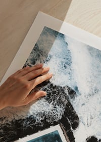 Flygfoto över utomhuspool vid havet med blågröna toner-3