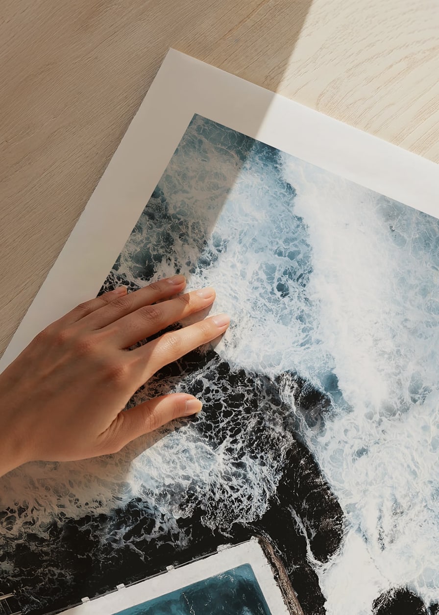Flygfoto över utomhuspool vid havet med blågröna toner-12