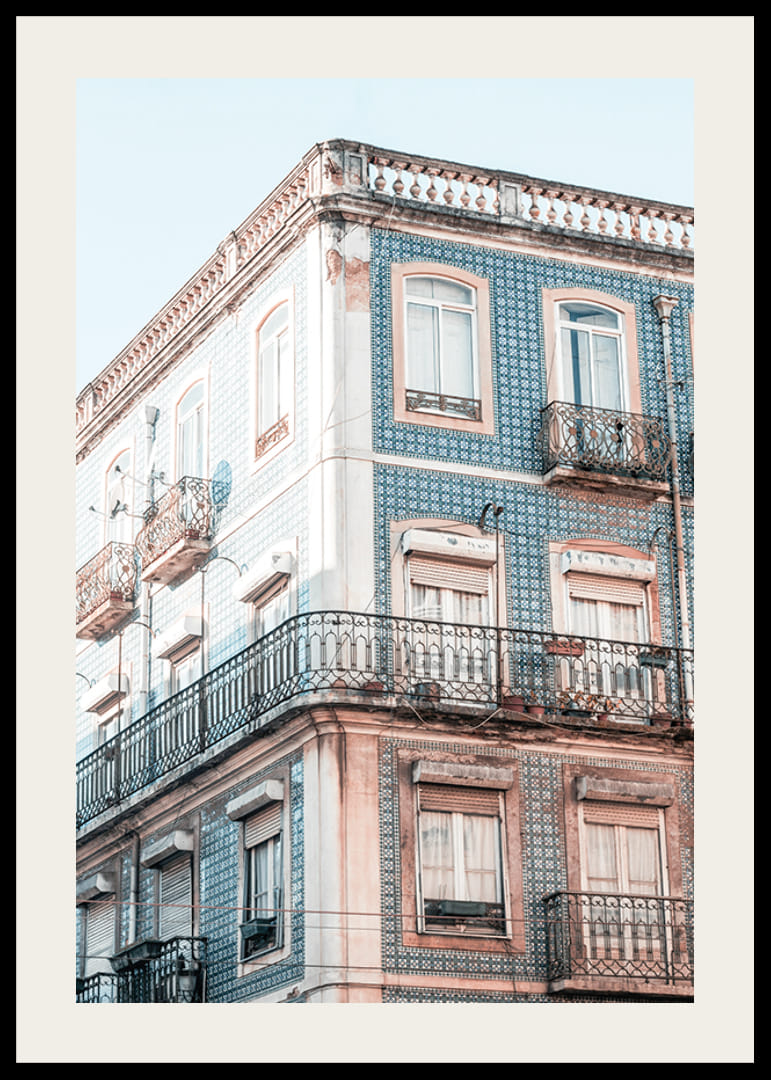 Zdjęcie niebieskiej, kafelkowej fasady domu z balkonami z kutego żelaza-12