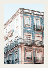 Zdjęcie niebieskiej, kafelkowej fasady domu z balkonami z kutego żelaza-3