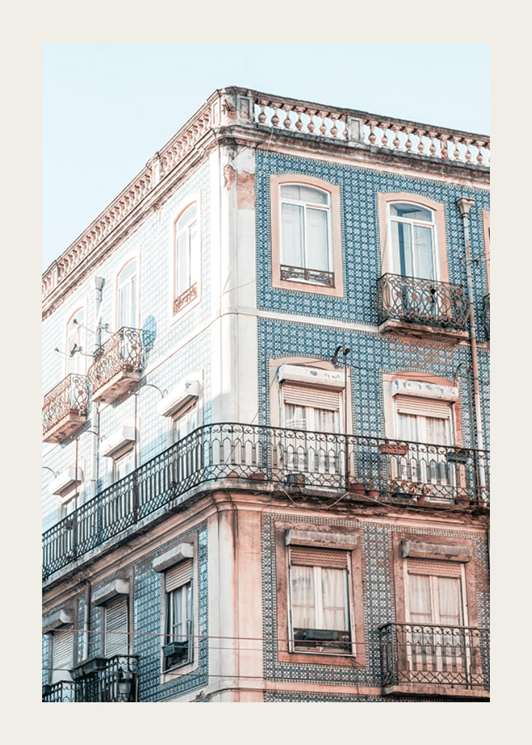 Zdjęcie niebieskiej, kafelkowej fasady domu z balkonami z kutego żelaza-12