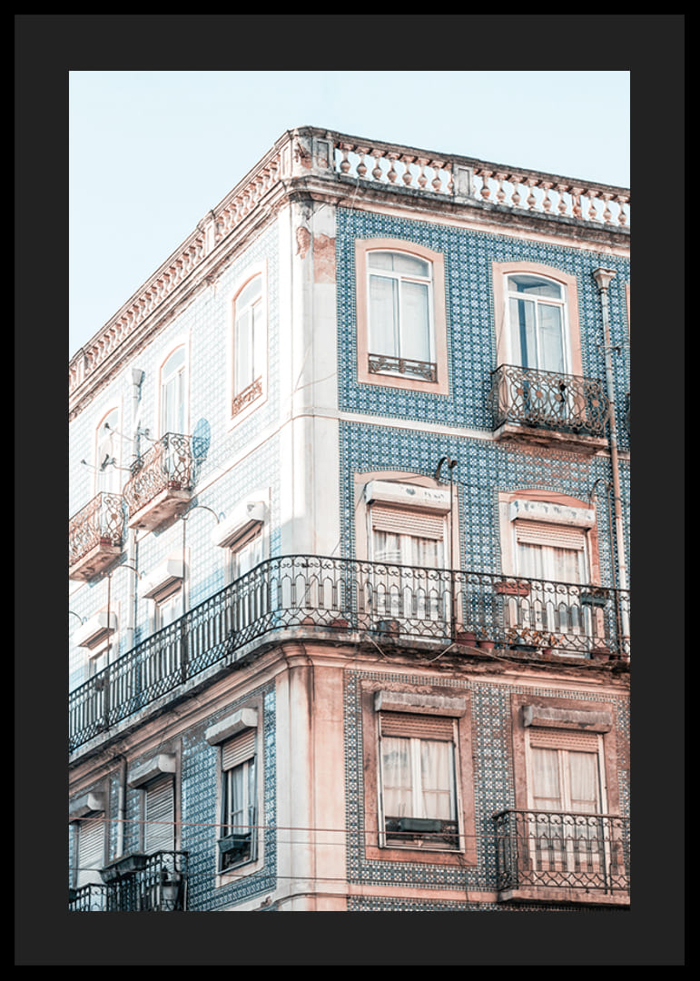 Zdjęcie niebieskiej, kafelkowej fasady domu z balkonami z kutego żelaza-12