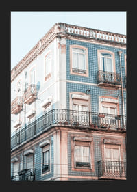 Zdjęcie niebieskiej, kafelkowej fasady domu z balkonami z kutego żelaza-5