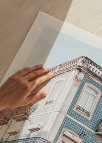 Fotografi av blå kaklad husfasad med smidesbalkonger-9