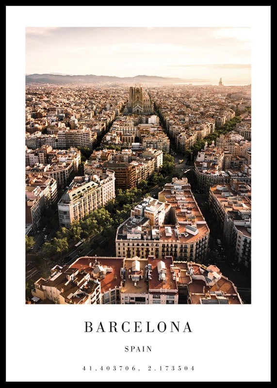 Vedere aeriană a rețelei urbane a Barcelonei și a Sagrada Família la apus-12