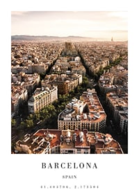 Vedere aeriană a rețelei urbane a Barcelonei și a Sagrada Família la apus-1