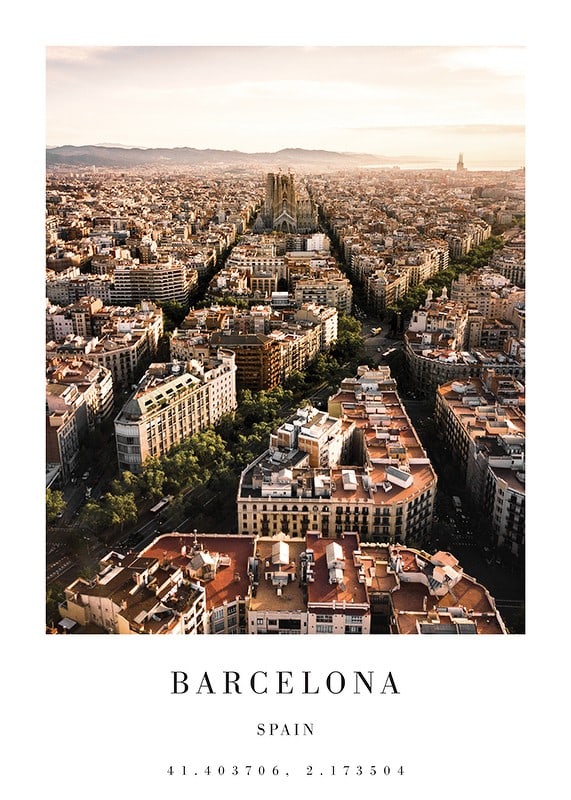 Vedere aeriană a rețelei urbane a Barcelonei și a Sagrada Família la apus-12
