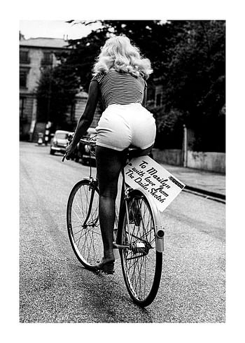 Plagát Marilyn Monroe Riding Bicycle