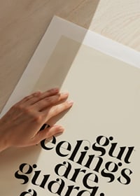 Schwarzer Text im modernen Serifenstil auf hellbeigem Hintergrund-9