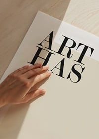 Texto negro con el mensaje 'El arte no tiene reglas' sobre un fondo beige.-3