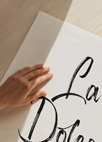 Handskriven svart text La Dolce Vita på vit bakgrund-3