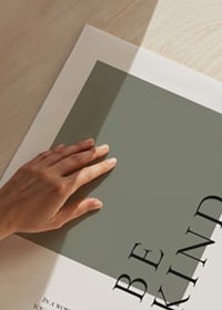 Grafisches Textmotiv mit schwarzem Text auf grünem Quadrat-3