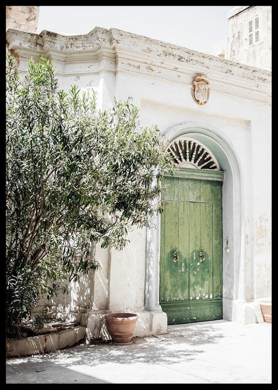 Fotografi av grön dörr i stenbyggnad bland grönska, Malta-12