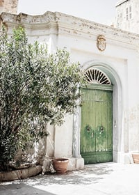 Fotografi av grön dörr i stenbyggnad bland grönska, Malta-7