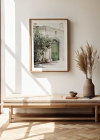 Fotografi av grön dörr i stenbyggnad bland grönska, Malta-8