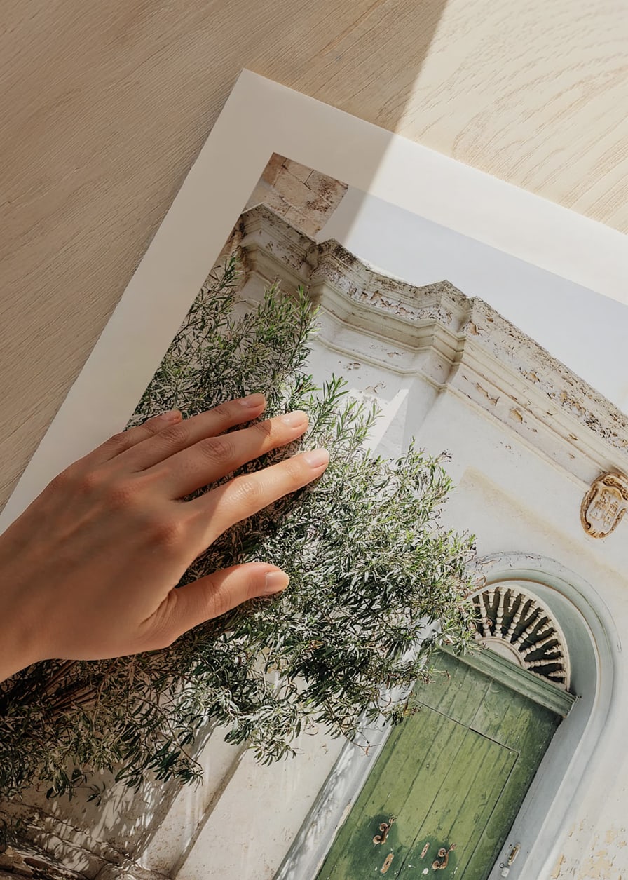 Fotografi av grön dörr i stenbyggnad bland grönska, Malta-12