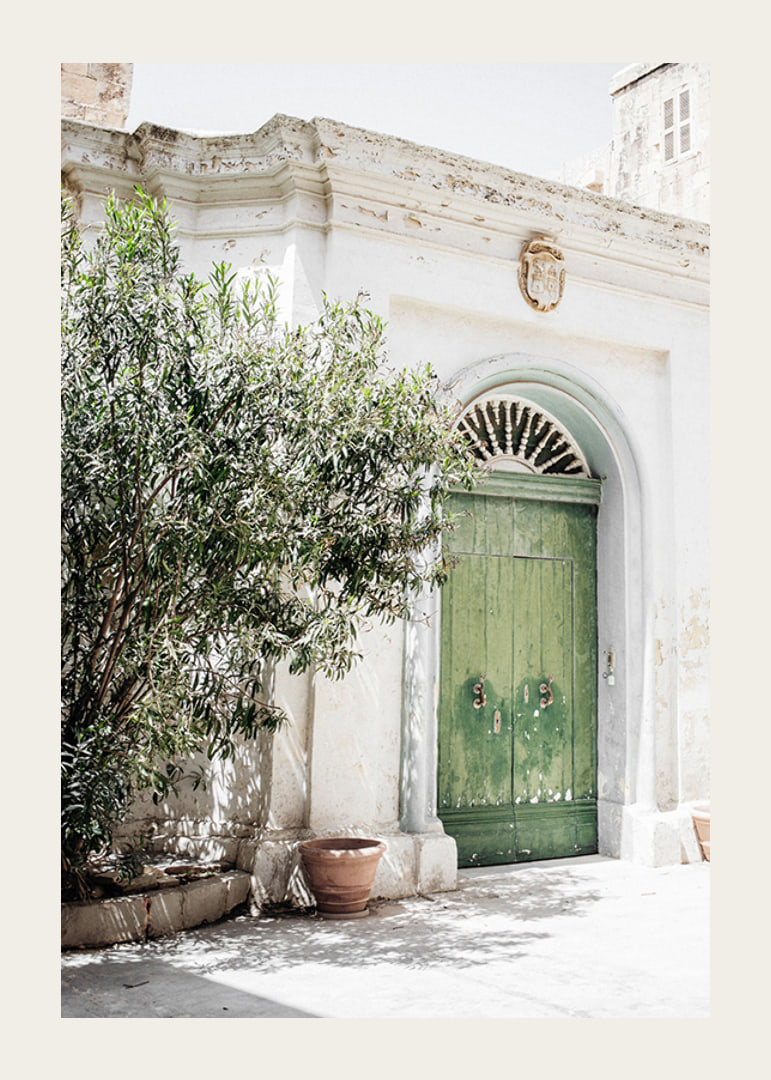 Fotografi av grön dörr i stenbyggnad bland grönska, Malta-12