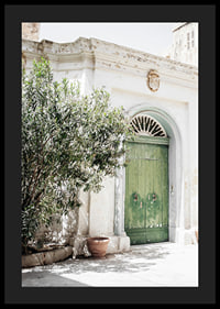 Fotografi av grön dörr i stenbyggnad bland grönska, Malta-4