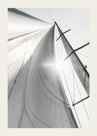 Svartvit närbild av segelbåtsmast och segel i motljus-3