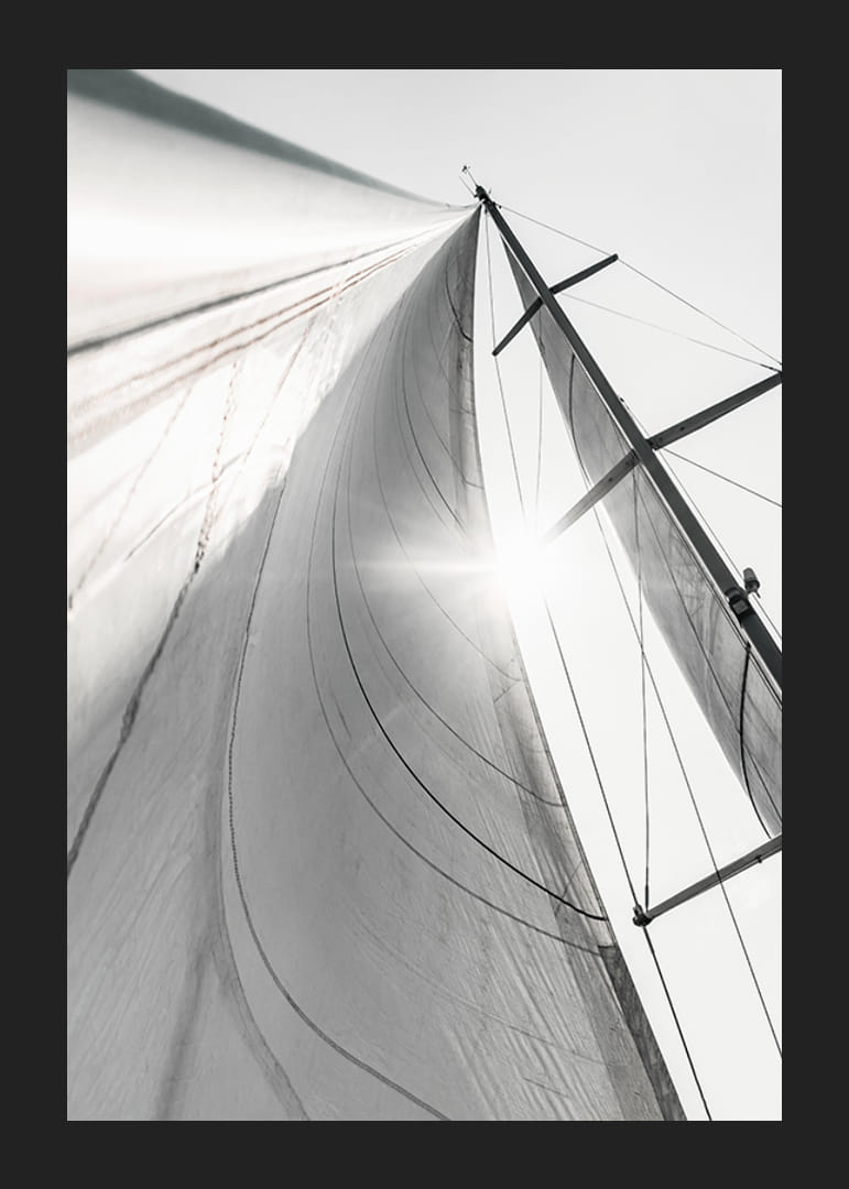 Svartvit närbild av segelbåtsmast och segel i motljus-12