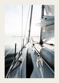 Fotografi av segelbåtdeck med vita segel och lugnt hav-3