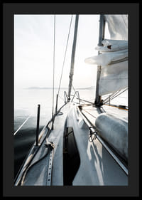 Fotografi av segelbåtdeck med vita segel och lugnt hav-4