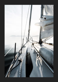 Fotografi av segelbåtdeck med vita segel och lugnt hav-5