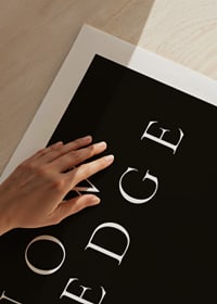 Cytat typograficzny w kolorze białym na czarnym tle ze słowem Wiedza-3