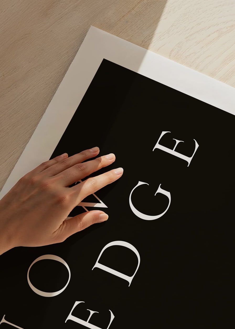 Cytat typograficzny w kolorze białym na czarnym tle ze słowem Wiedza-12
