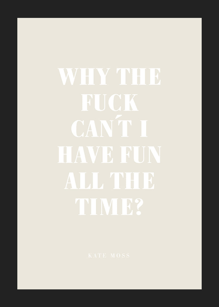 Valkoinen lainausteksti beigellä taustalla tyylikkäässä asettelussa-12