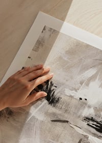 Abstrakti motiivi beigen, mustan ja valkoisen sävyissä pehmeillä siveltimenvedoilla-9