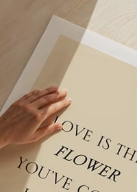 Citation de texte en noir avec police serif sur fond beige-9