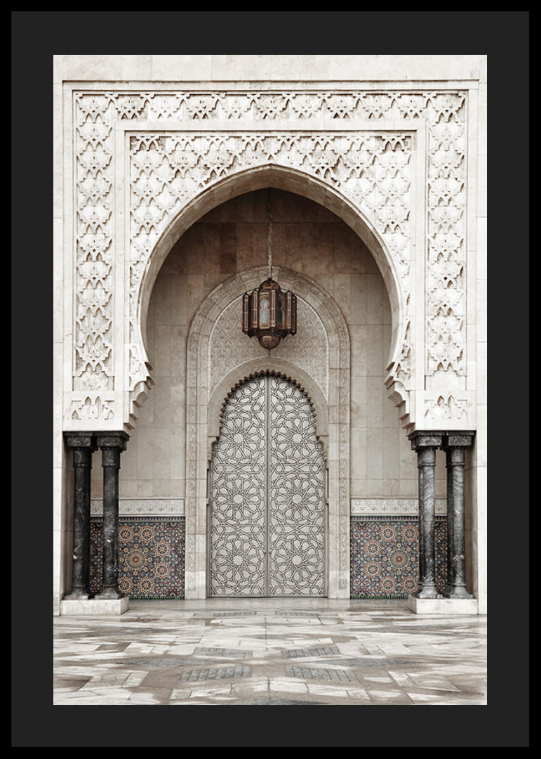 Valokuva koristeellisesta mosaiikkiportista marokkolaisessa moskeijassa-12