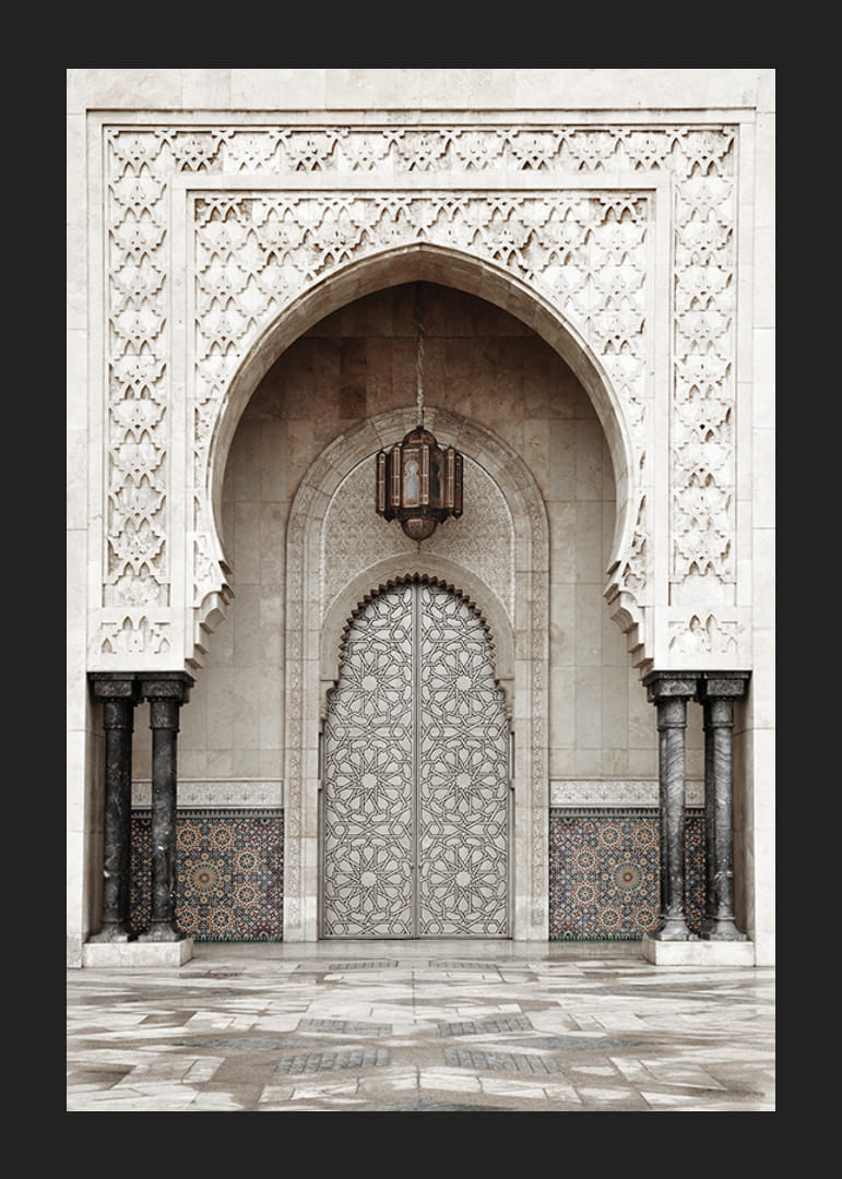 Valokuva koristeellisesta mosaiikkiportista marokkolaisessa moskeijassa-12