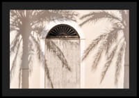 Fából készült ajtó fényképe, pálmafák árnyékával a világos homlokzaton-4