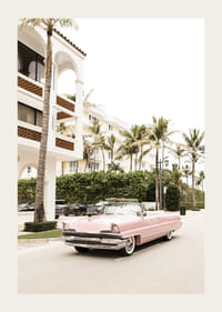 Rózsaszín fotó veteránautó pálmafákkal szegélyezett épületek előtt-3