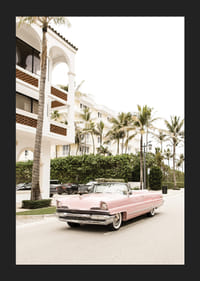 Rózsaszín fotó veteránautó pálmafákkal szegélyezett épületek előtt-5