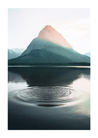 Foto van waterrimpelingen op het meer met bergen op de achtergrond-1